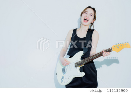 エレキギターを弾く女性　 112133900