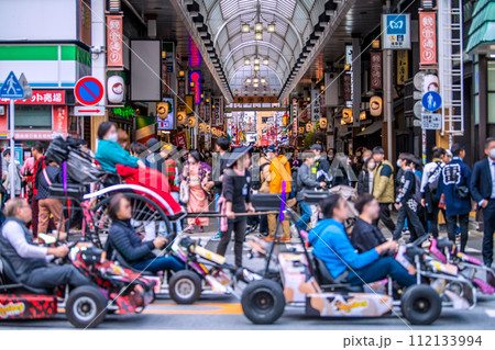 日本の東京都市景観 大混雑…観光客で賑わう浅草寺。観音通り前を人力車や公道カートが通過…＝18日 112133994