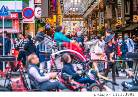 日本の東京都市景観 大混雑…観光客で賑わう浅草寺。観音通り前を人力車や公道カートが通過…＝18日 112133995