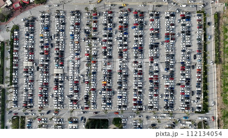 aerial view of vehicles in the parking lot aerial view of vehicles in the parking lot 112134054