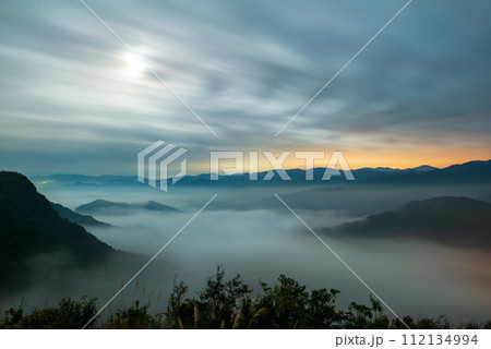 The sea of clouds on a quiet moonlit night makes you feel unpredictable. 112134994