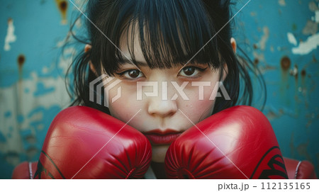 ボクシングのグローブをつけた女性 112135165