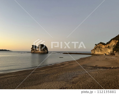和歌山県　円月島の風景 112135881