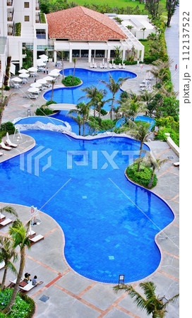 南国リゾートホテルのプールの風景 112137522