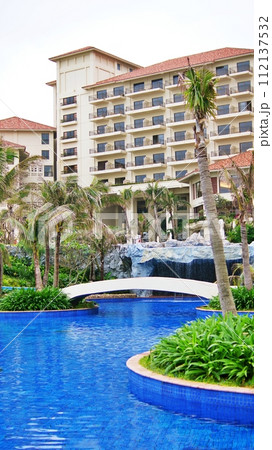 南国リゾートホテルのプールのある風景 112137532