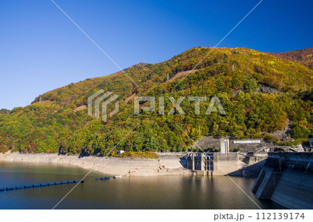 奈川渡ダム（梓湖）周辺の紅葉 112139174