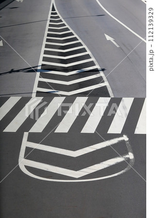 道路標示のゼブラゾーン(導流帯) 道路標示のゼブラゾーン(導流帯) 112139329