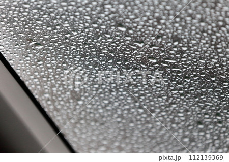 フロントガラスの水滴 112139369
