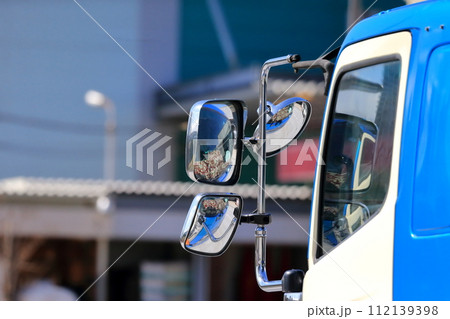 トラックのサイドミラー 112139398