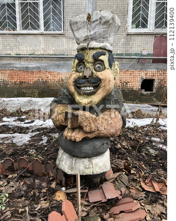 cheerful chef laughs, garden sculpture 112139400