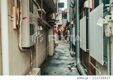 雨で濡れた路地裏【松本市】 雨で濡れた路地裏【松本市】 112139417