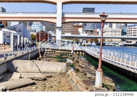 神戸市、快晴下の神戸震災メモリアルパーク 112139440