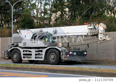 ラフテレーンクレーン(自走式クレーン) ラフテレーンクレーン(自走式クレーン) 112139709