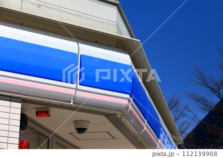 コンビニエンスストア　軒先 112139908