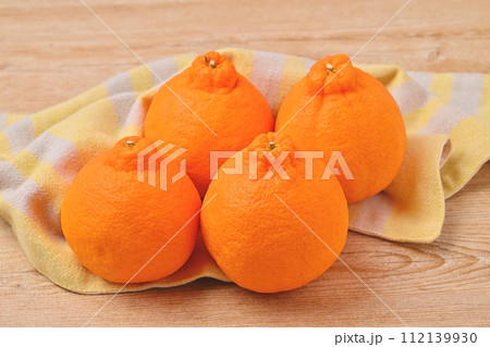 デコポン、でこぽん、不知火、柑橘類、冬の食べ物、フルーツ、果実。オレンジ色。おへそ。 112139930