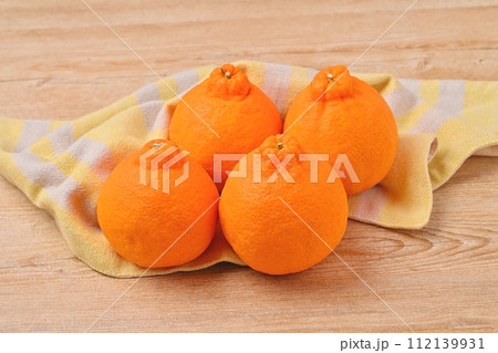 デコポン、でこぽん、不知火、柑橘類、冬の食べ物、フルーツ、果実。オレンジ色。おへそ。 112139931