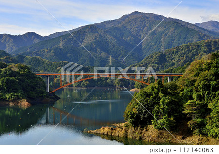 秋の宮ヶ瀬湖 紅葉の丹沢山地 秋の宮ヶ瀬湖 紅葉の丹沢山地 112140063