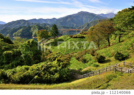 秋の鳥居原園地と虹の大橋と紅葉の丹沢山地 112140066