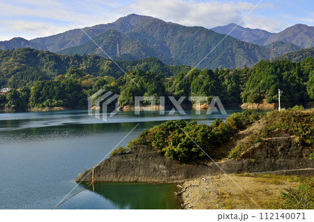 秋の宮ヶ瀬湖と紅葉の丹沢山地を望む 秋の宮ヶ瀬湖と紅葉の丹沢山地を望む 112140071