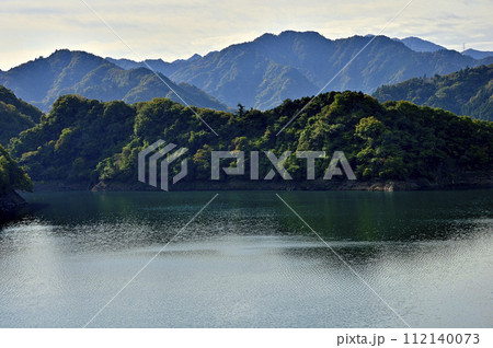 宮ヶ瀬湖より鍋嵐と大山を望む 宮ヶ瀬湖より鍋嵐と大山を望む 112140073