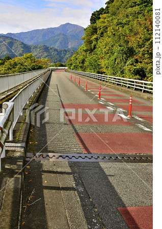 宮ヶ瀬湖を周る北岸林道と秋の丹沢山地を望む 宮ヶ瀬湖を周る北岸林道と秋の丹沢山地を望む 112140081