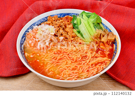注意)湯気は合成です。オリジナル手作りの担々麺、タンタン麺、担担麺、タンタンメン。 注意)湯気は合成です。オリジナル手作りの担々麺、タンタン麺、担担麺、タンタンメン。 112140132