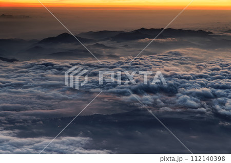 富士山山頂から見る夜明けの雲海と丹沢の山並み 112140398