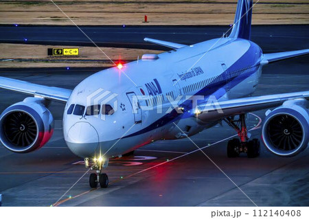 夕暮れの羽田空港 タキシング中の飛行機 東京都大田区 夕暮れの羽田空港 タキシング中の飛行機 東京都大田区 112140408