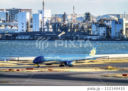 夕暮れの羽田空港 タキシング中の飛行機 東京都大田区 夕暮れの羽田空港 タキシング中の飛行機 東京都大田区 112140410