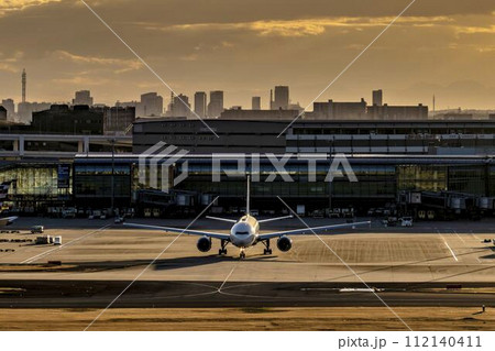 夕暮れの羽田空港 タキシング中の飛行機 東京都大田区 夕暮れの羽田空港 タキシング中の飛行機 東京都大田区 112140411
