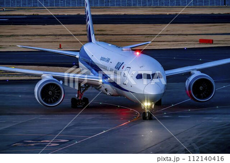 夕暮れの羽田空港 タキシング中の飛行機 東京都大田区 夕暮れの羽田空港 タキシング中の飛行機 東京都大田区 112140416