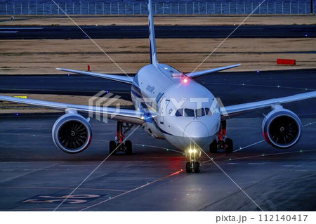 夕暮れの羽田空港 タキシング中の飛行機 東京都大田区 夕暮れの羽田空港 タキシング中の飛行機 東京都大田区 112140417