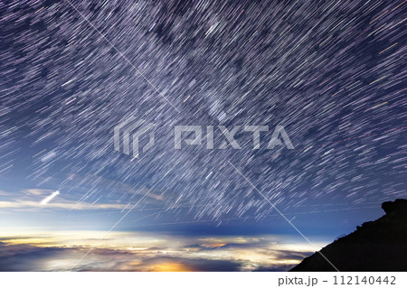 富士山山頂から見る昇る冬の星座と金星 112140442