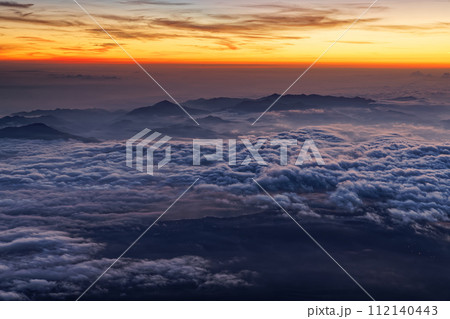富士山山頂から見る夜明けの雲海と丹沢の山並み 112140443