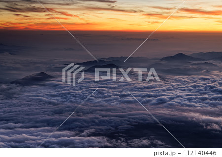 富士山山頂から見る夜明けの雲海 富士山山頂から見る夜明けの雲海 112140446