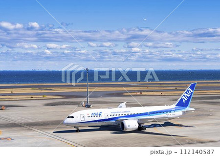 羽田空港の風景　タキシング中の飛行機　東京都大田区 112140587