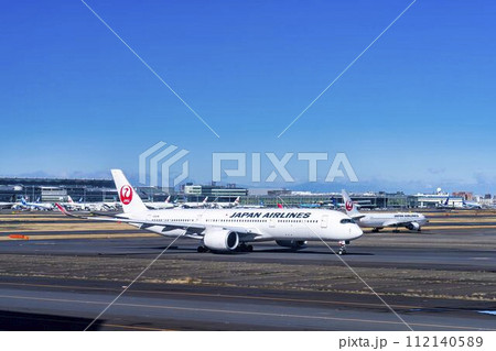羽田空港の風景 タキシング中の飛行機 東京都大田区 羽田空港の風景 タキシング中の飛行機 東京都大田区 112140589