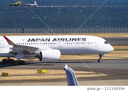 羽田空港の風景　タキシング中の飛行機　東京都大田区 112140594