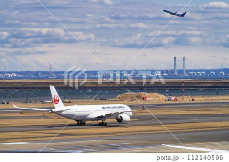 羽田空港の風景 タキシング中の飛行機 東京都大田区 羽田空港の風景 タキシング中の飛行機 東京都大田区 112140596
