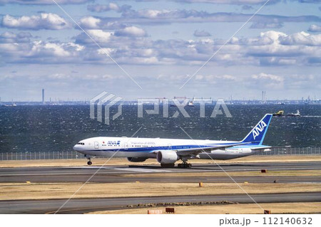 羽田空港の風景　離陸中の飛行機　東京都大田区 112140632