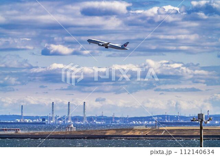 羽田空港の風景 離陸中の飛行機 東京都大田区 羽田空港の風景 離陸中の飛行機 東京都大田区 112140634