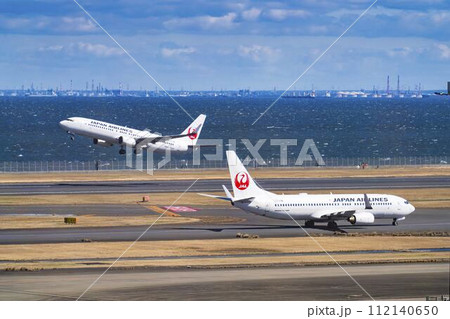 羽田空港の風景　離陸中の飛行機　東京都大田区 112140650