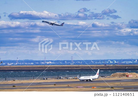 羽田空港の風景　離陸中の飛行機　東京都大田区 112140651