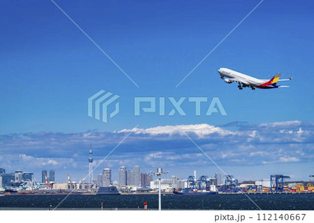 羽田空港の風景　離陸中の飛行機と東京スカイツリー　東京都大田区 112140667