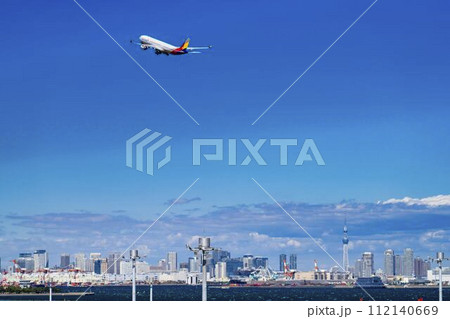 羽田空港の風景　離陸中の飛行機と東京スカイツリー　東京都大田区 112140669