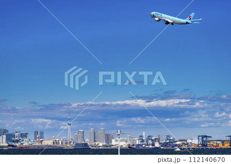 羽田空港の風景 離陸中の飛行機と東京スカイツリー 東京都大田区 羽田空港の風景 離陸中の飛行機と東京スカイツリー 東京都大田区 112140670