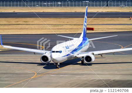 羽田空港の風景　タキシング中の飛行機　東京都大田区 112140706