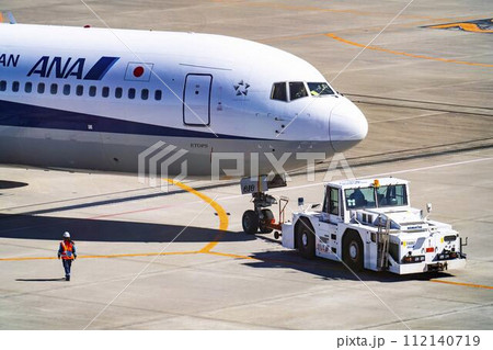 羽田空港の風景 トーイングカーと飛行機 東京都大田区 羽田空港の風景 トーイングカーと飛行機 東京都大田区 112140719