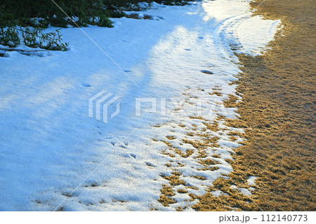 関東地方の大雪後の残雪 荒川河川敷の冬景色 関東地方の大雪後の残雪 荒川河川敷の冬景色 112140773