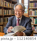 日本人の老人の男性が嬉しそうにお金を数えている 112140854